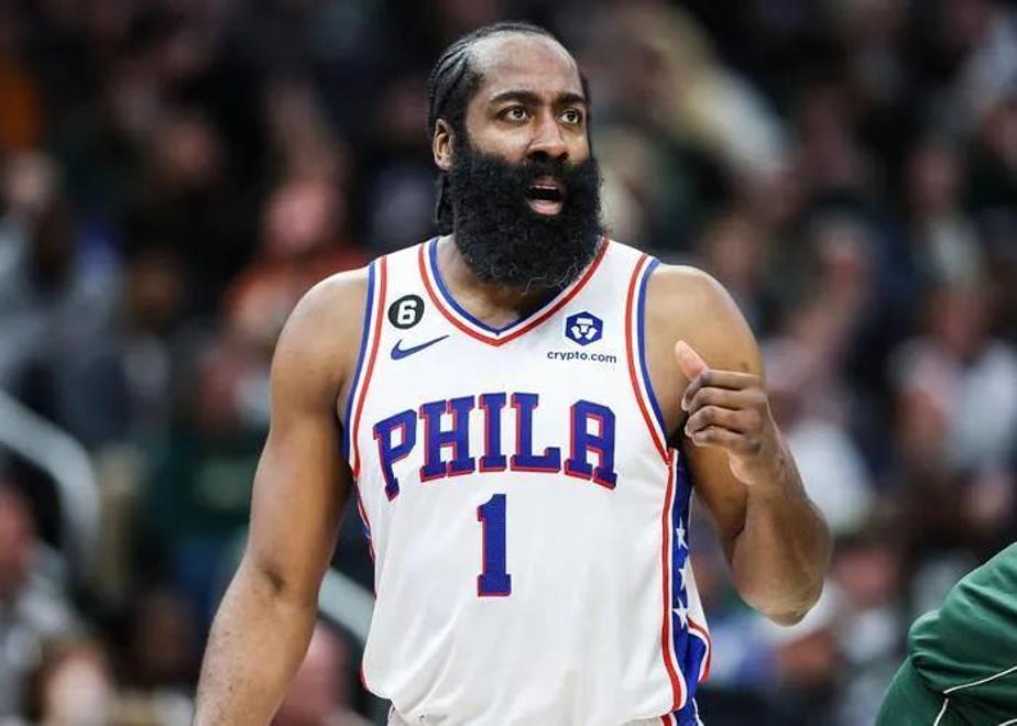 哈登官方宣布出色防守新规，公牛引发争议！(nba哈登防守)